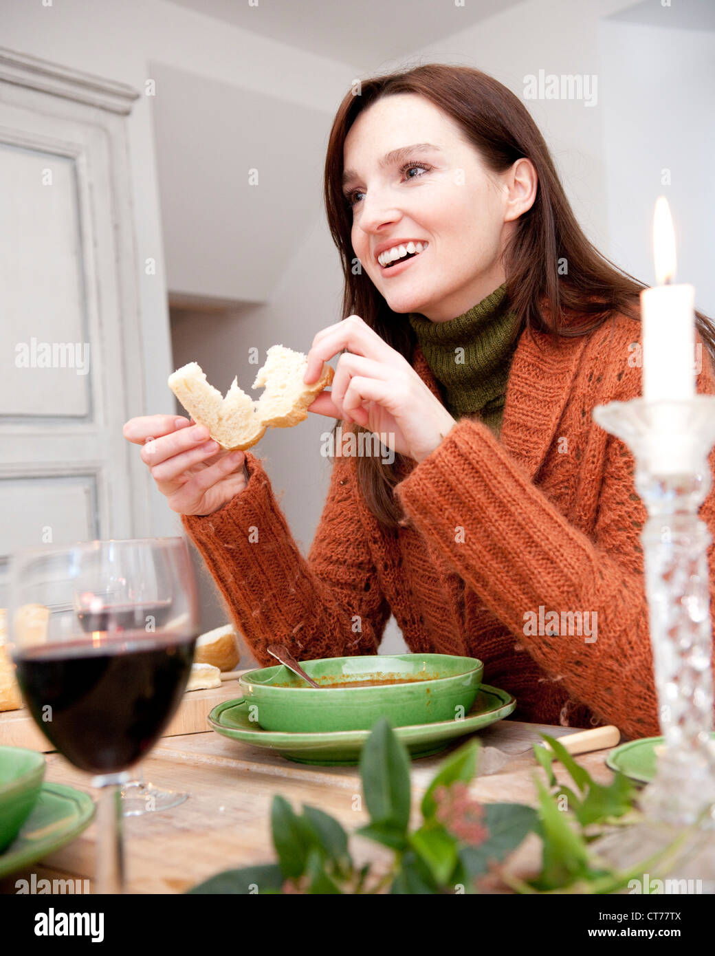 Portrait of young woman eating bread Banque D'Images