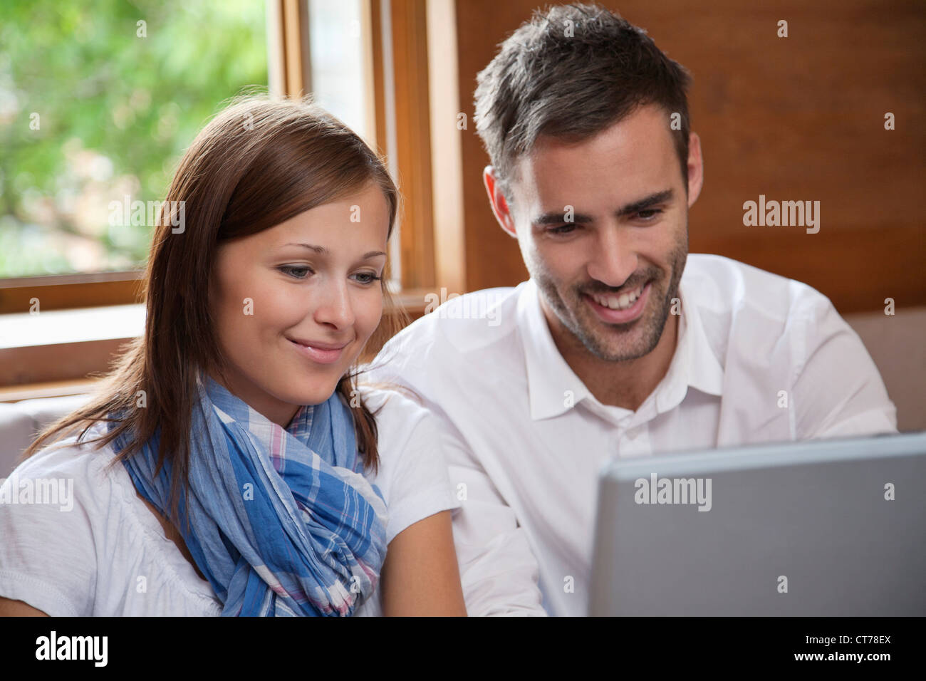 Jeune couple looking at laptop computer Banque D'Images