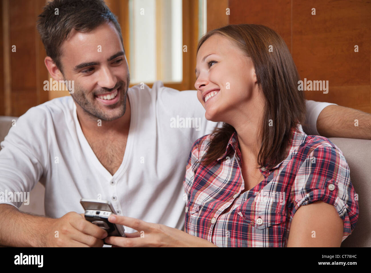 Jeune couple flirter avec les autres Banque D'Images