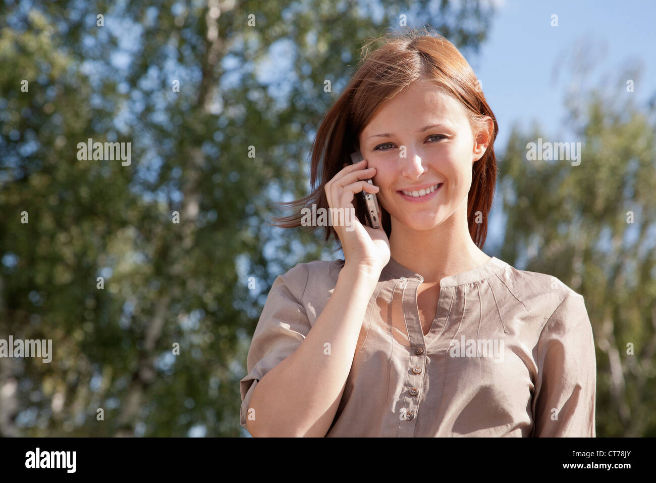 Portrait of young woman talking on mobile phone Banque D'Images