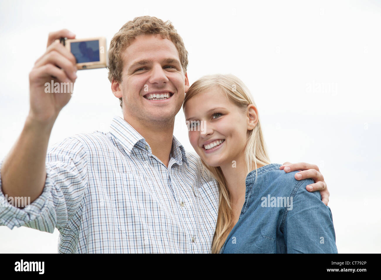 Couple photo d'eux-mêmes avec appareil photo numérique Banque D'Images