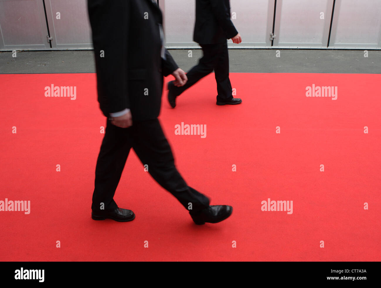 Les gens d'affaires la marche sur un tapis rouge Banque D'Images