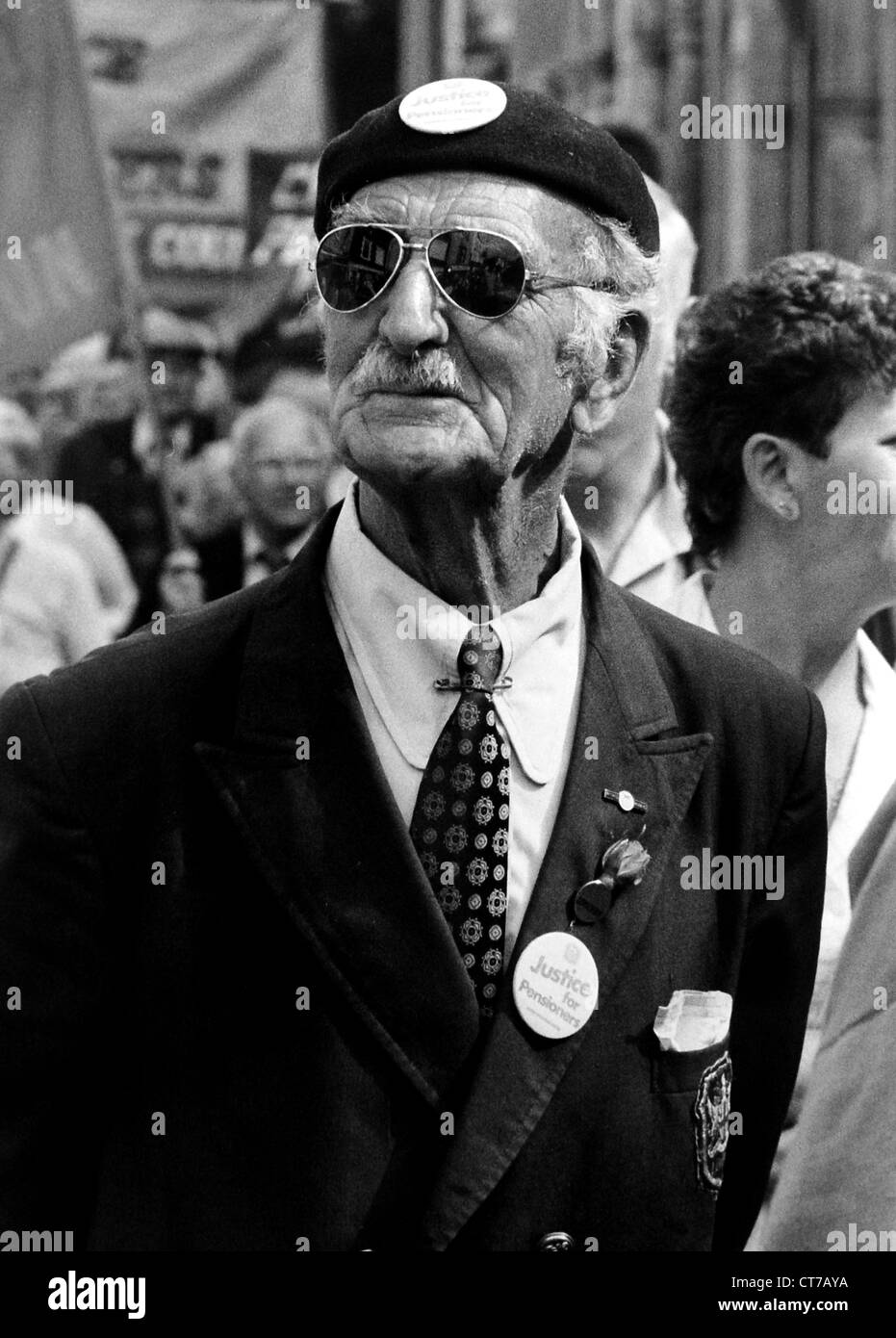 Les retraités mars à Brighton pour protester contre le gouvernement en 1986 offre pension basse Banque D'Images