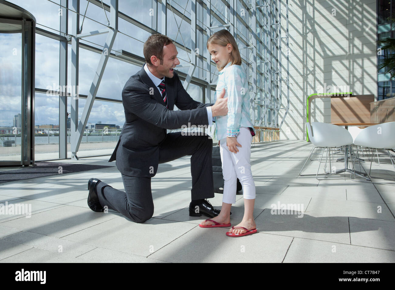 Père arrivant à l'aéroport avec fille Banque D'Images