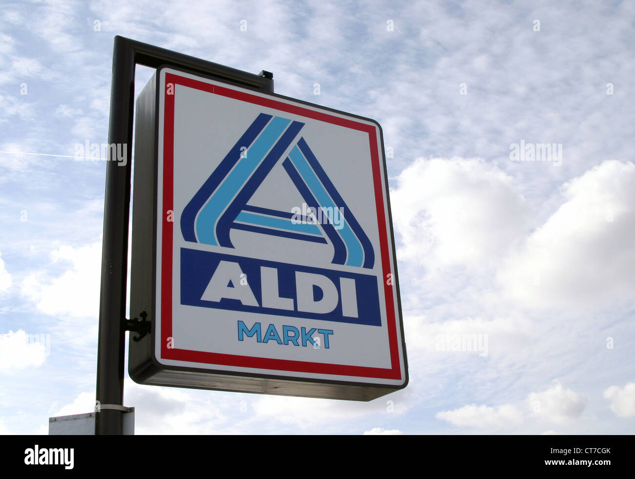 Berlin, en face d'un panneau d'ALDI Banque D'Images