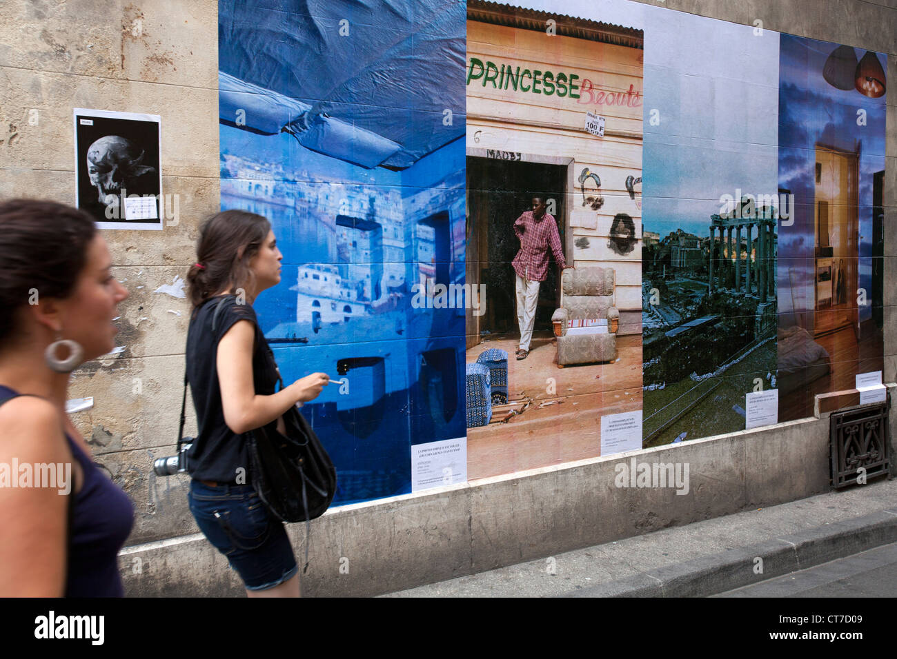 Street à Arles, au cours de l'International Photography Festival, des rencontres d'Arles, France. Banque D'Images