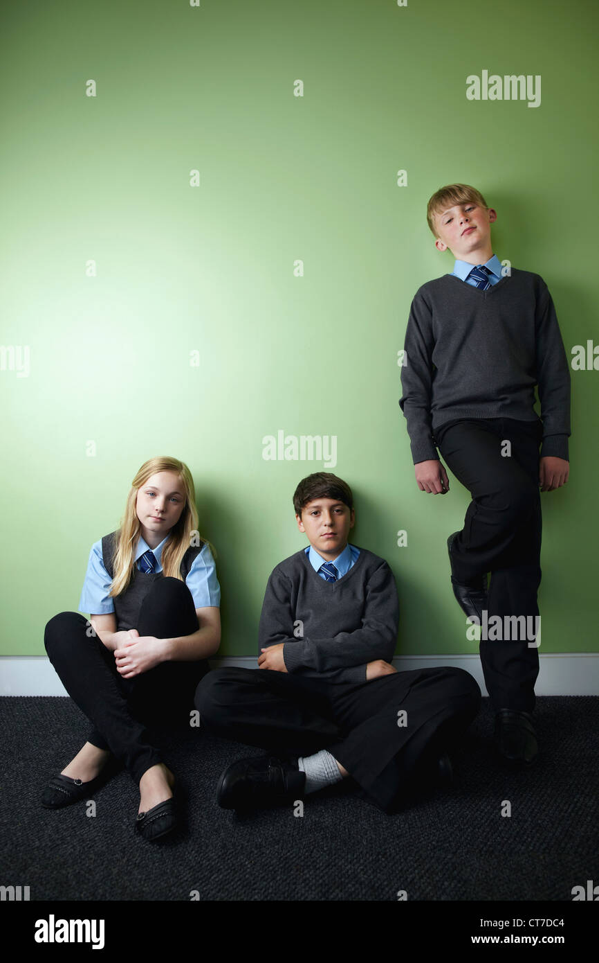 Trois enfants de l'école peu avenants looking at camera Banque D'Images