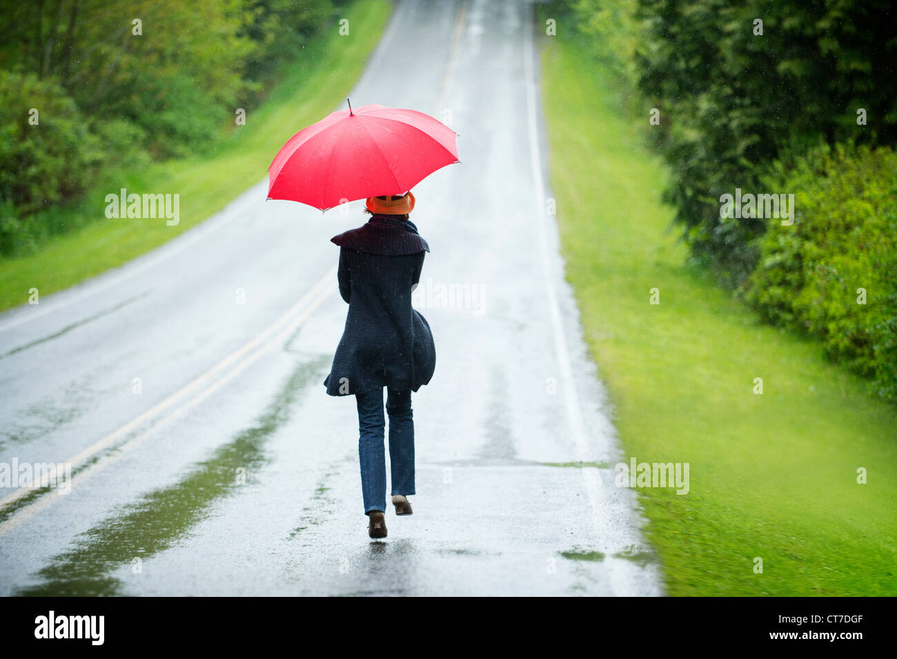 прогулка в снежном парке. человек с зонтом под дождем. осень зонтик. креативные фотосессии девушек. картинки зонтики на рабочий стол.