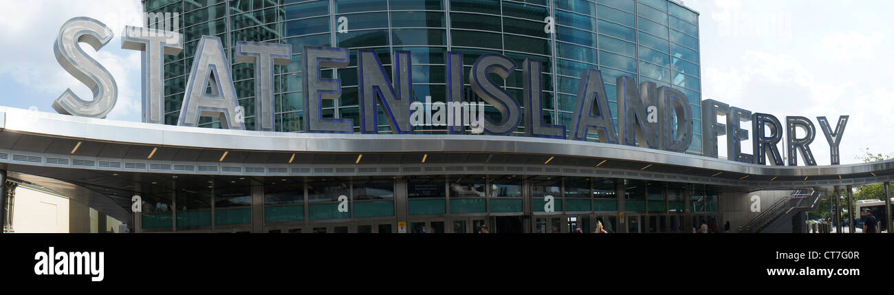 Staten Island Ferry Terminal dans le lower Manhattan à New York vu le dimanche, Juillet 1, 2012. (© Frances M. Roberts) Banque D'Images