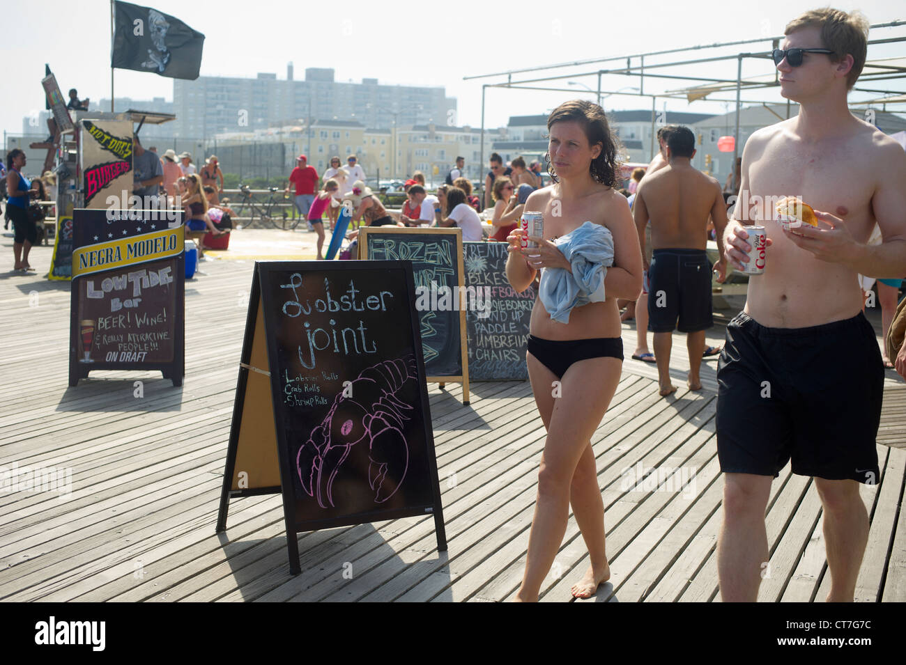 Stands en concession sur la promenade de la plage Rockaway dans le Queens Borough de New York Banque D'Images