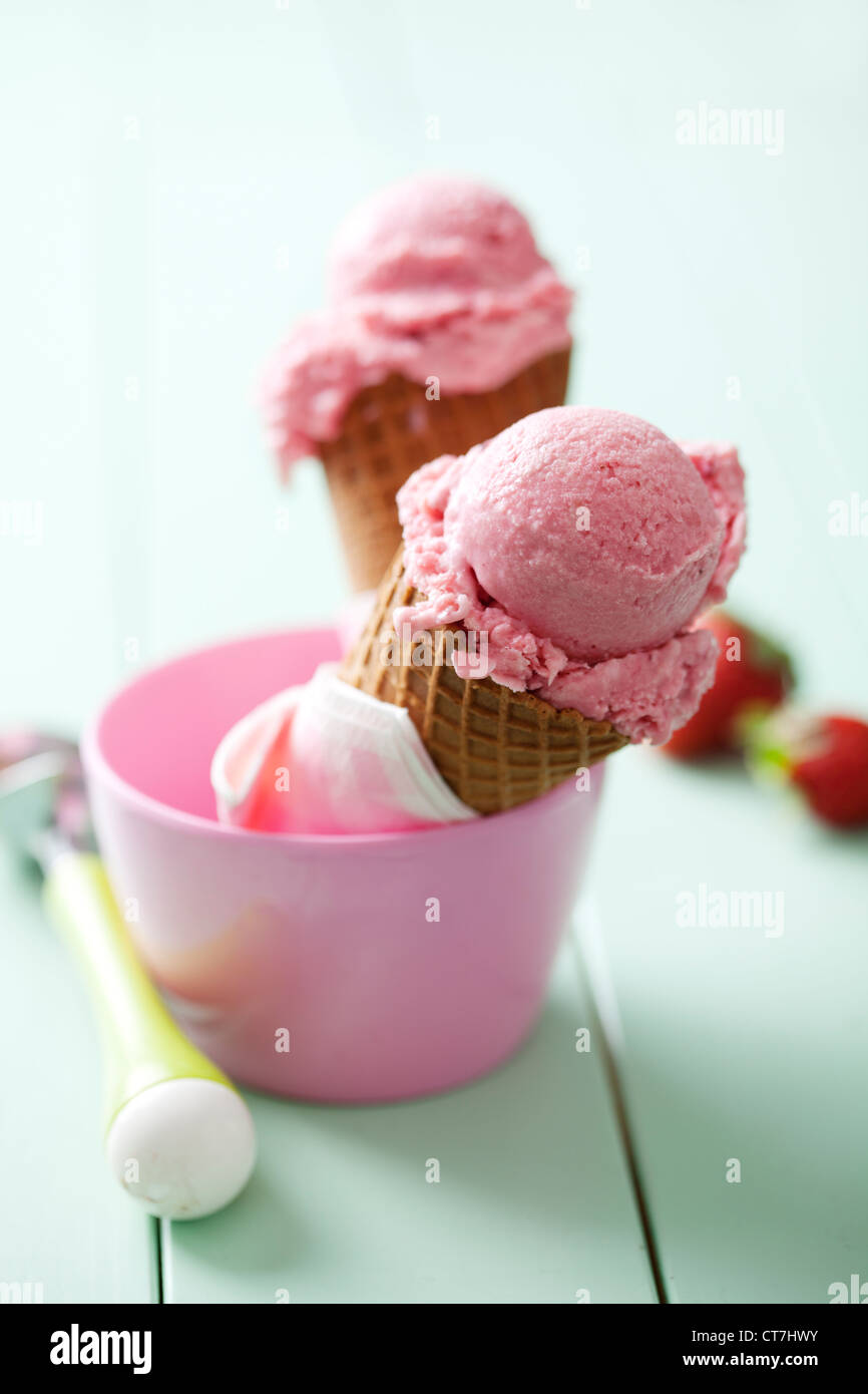 Glace à la fraise dans des cônes Banque D'Images