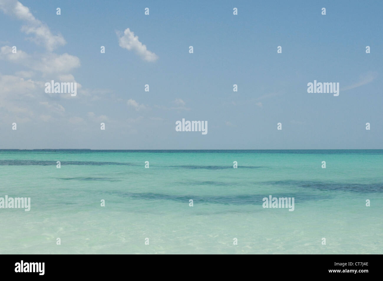 Plage de Cuba avec un ciel bleu sous un soleil chaud sur un grand jour Banque D'Images