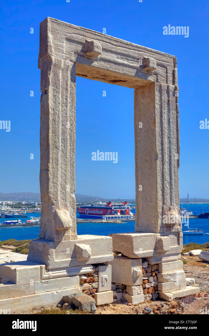 Temple de Naxos, Grèce, dans l'arrière-plan le port de Naxos Banque D'Images
