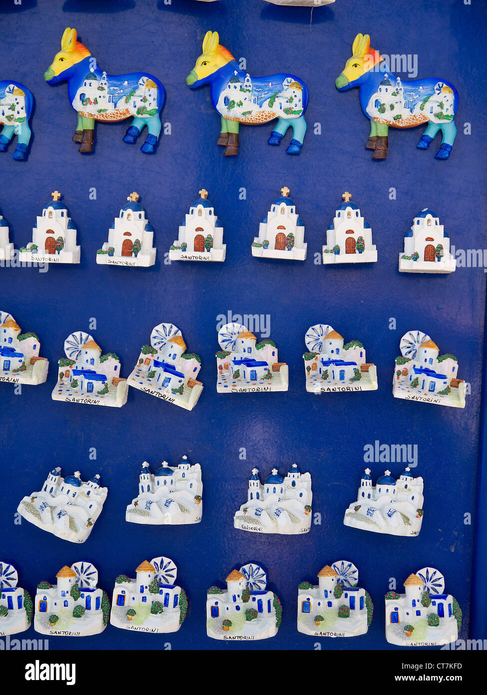 Souvenirs en vente à Fira, sur l'île de Santorin dans les Cyclades île en Grèce Banque D'Images