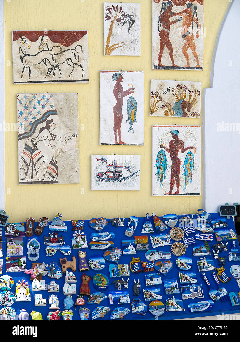 Souvenirs en vente à Fira, sur l'île de Santorin dans les Cyclades île en Grèce Banque D'Images