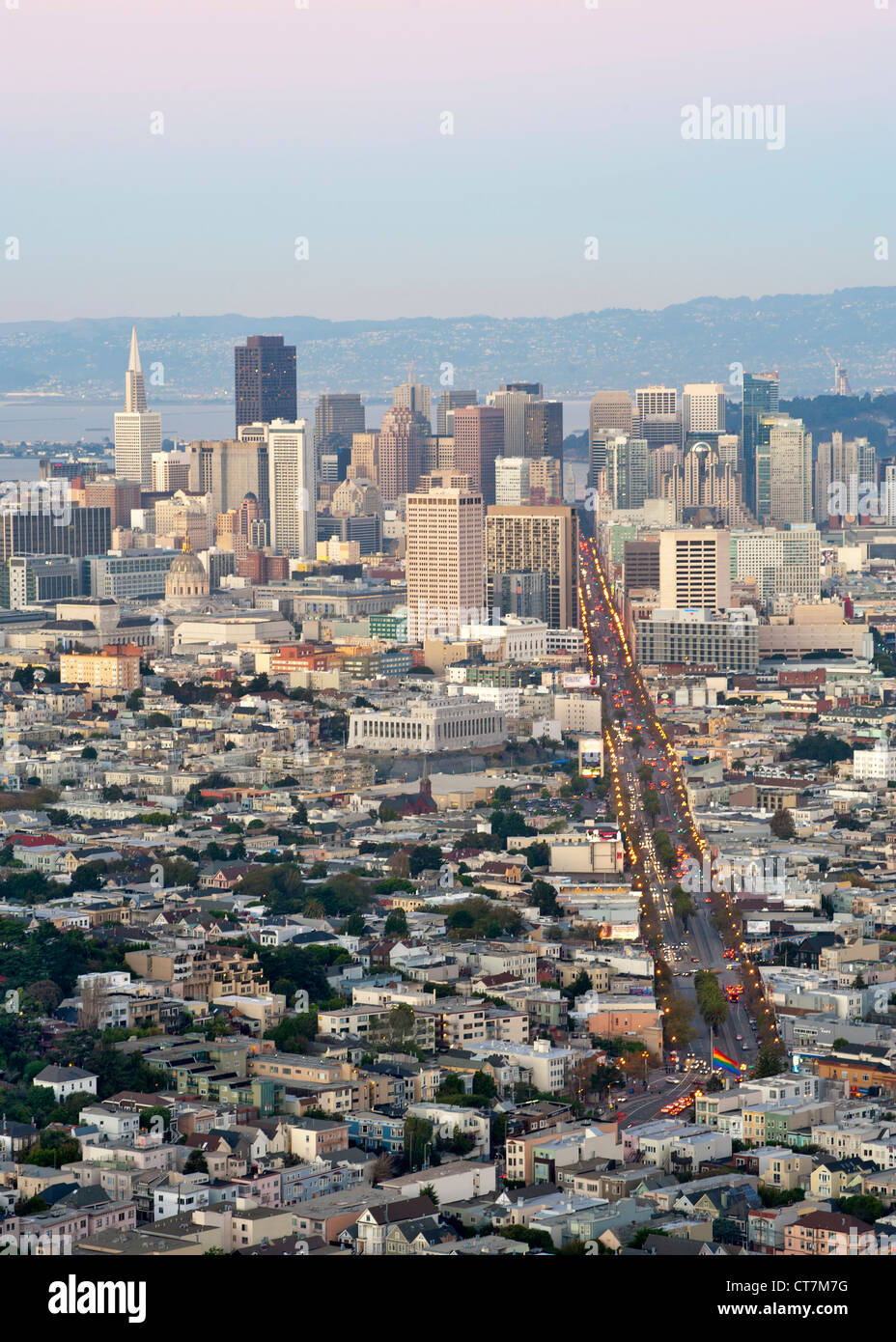 La tombée de la vue sur San Francisco depuis le sommet de Twin Peaks en Californie, USA. La grande avenue sur la droite est la rue du marché. Banque D'Images