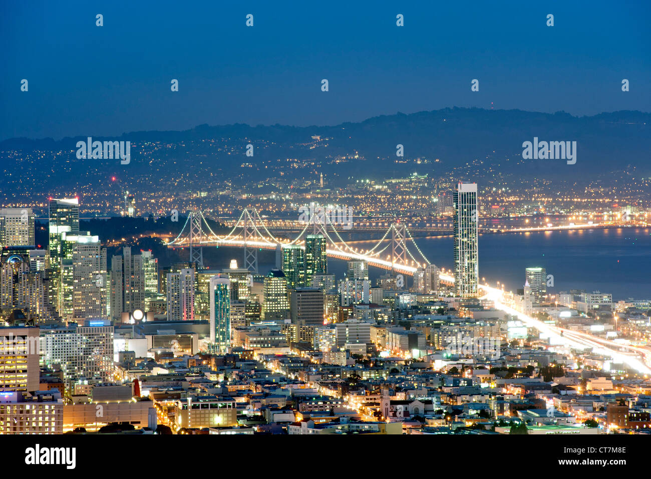 La tombée de la vue sur San Francisco et d'Oakland Bay Bridge depuis le sommet de Twin Peaks en Californie, USA. Banque D'Images