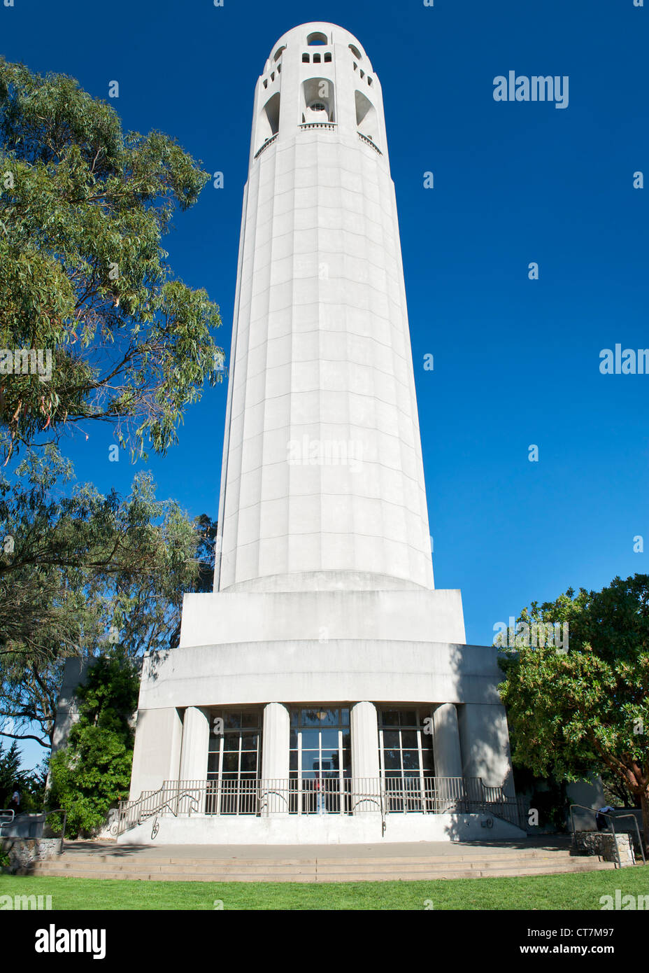 La Coit Tower (aka le Lillian Coit memorial tower) sur le sommet de Telegraph Hill à San Francisco, Californie, USA. Banque D'Images