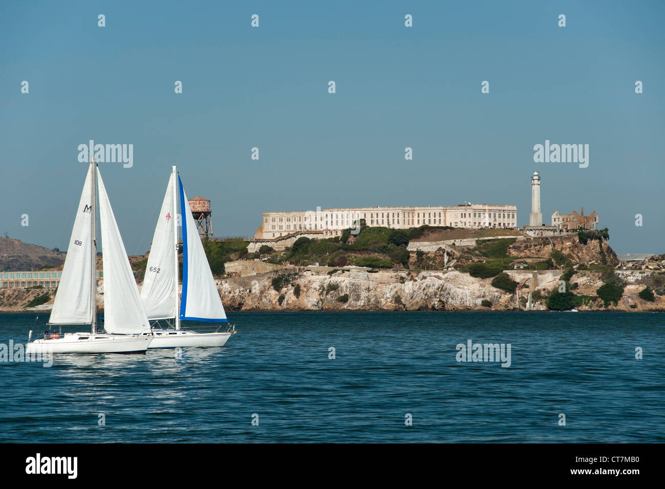 Bateaux à voile passant Alcatraz prison et l'île d'Alcatraz dans la baie de San Francisco en Californie, USA. Banque D'Images