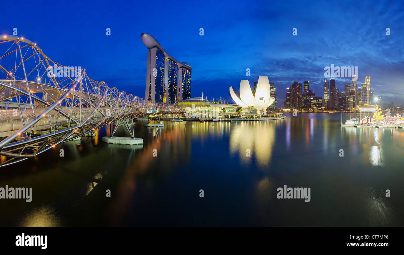 L'Helix Bridge et Marina Bay Sands, Marina Bay, à Singapour, en Asie du sud-est Banque D'Images
