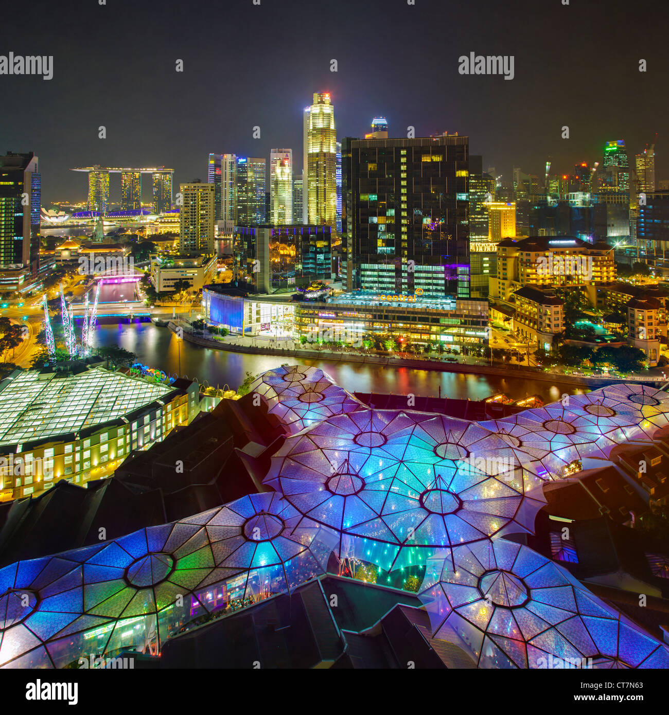 L'Asie du Sud Est, Singapour, augmentation de la vue sur le quartier des divertissements de Clarke Quay, la rivière Singapour et sur les toits de la ville Banque D'Images