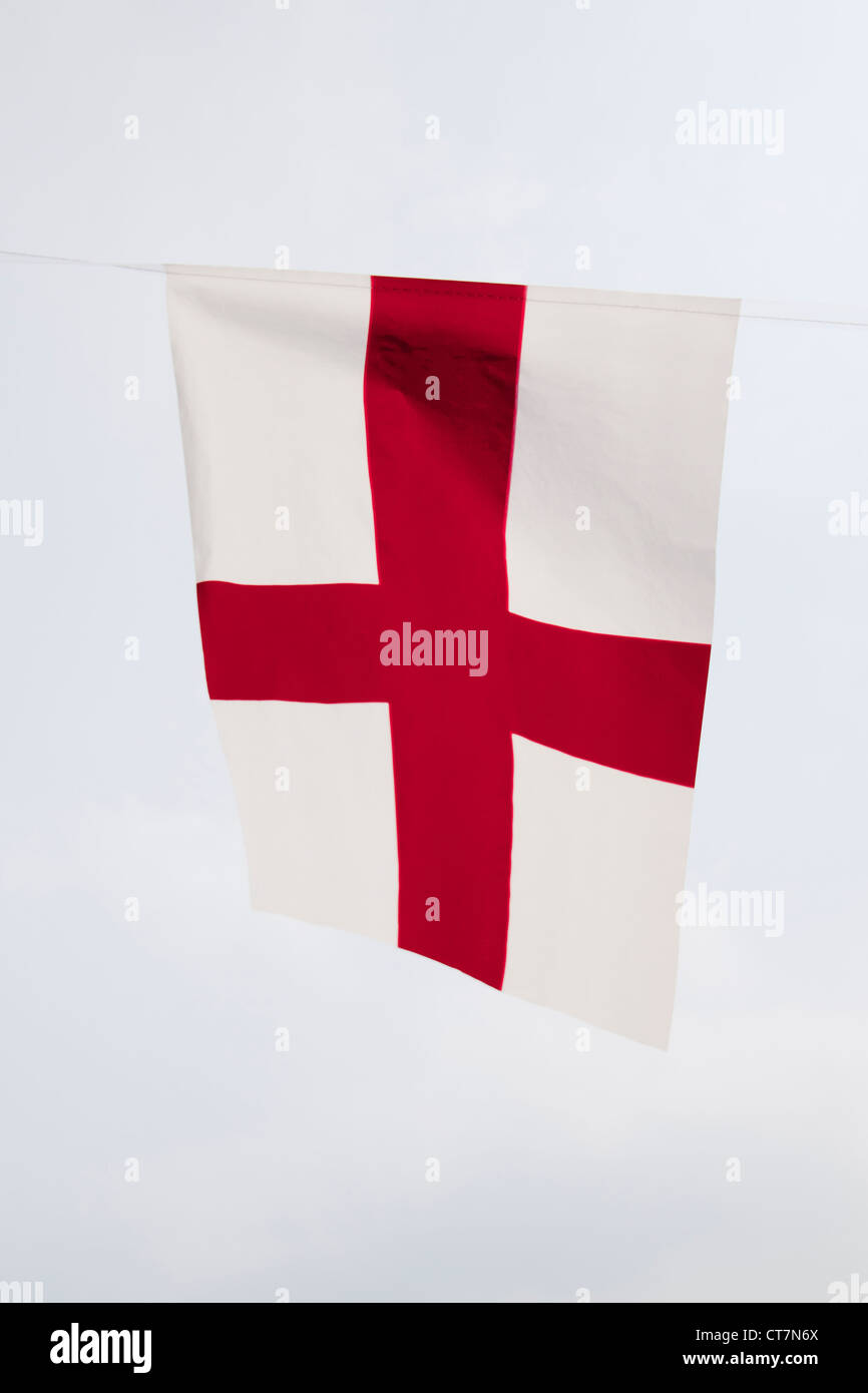 Le drapeau anglais George Cross contre un ciel nuageux. Banque D'Images