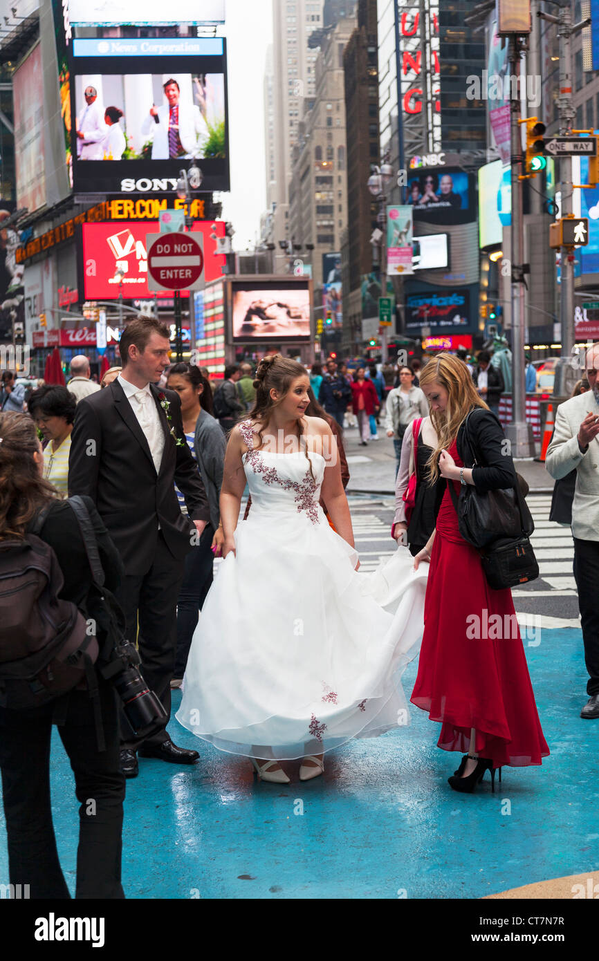Jeune couple de se marier, et de faire faire prendre en photos dans Times Square, Manhattan, New York City Banque D'Images