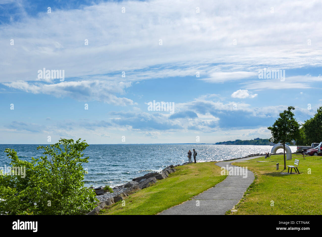Couple debout sur les rives du lac Ontario en parc MacDonald, Kingston, Ontario, Canada Banque D'Images