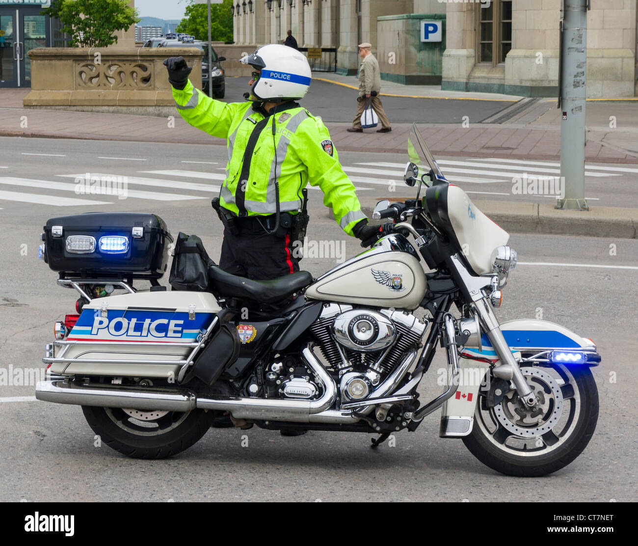 Policier avec moto Harley Davidson vélo dans le centre-ville, Ottawa, Ontario, Canada Banque D'Images