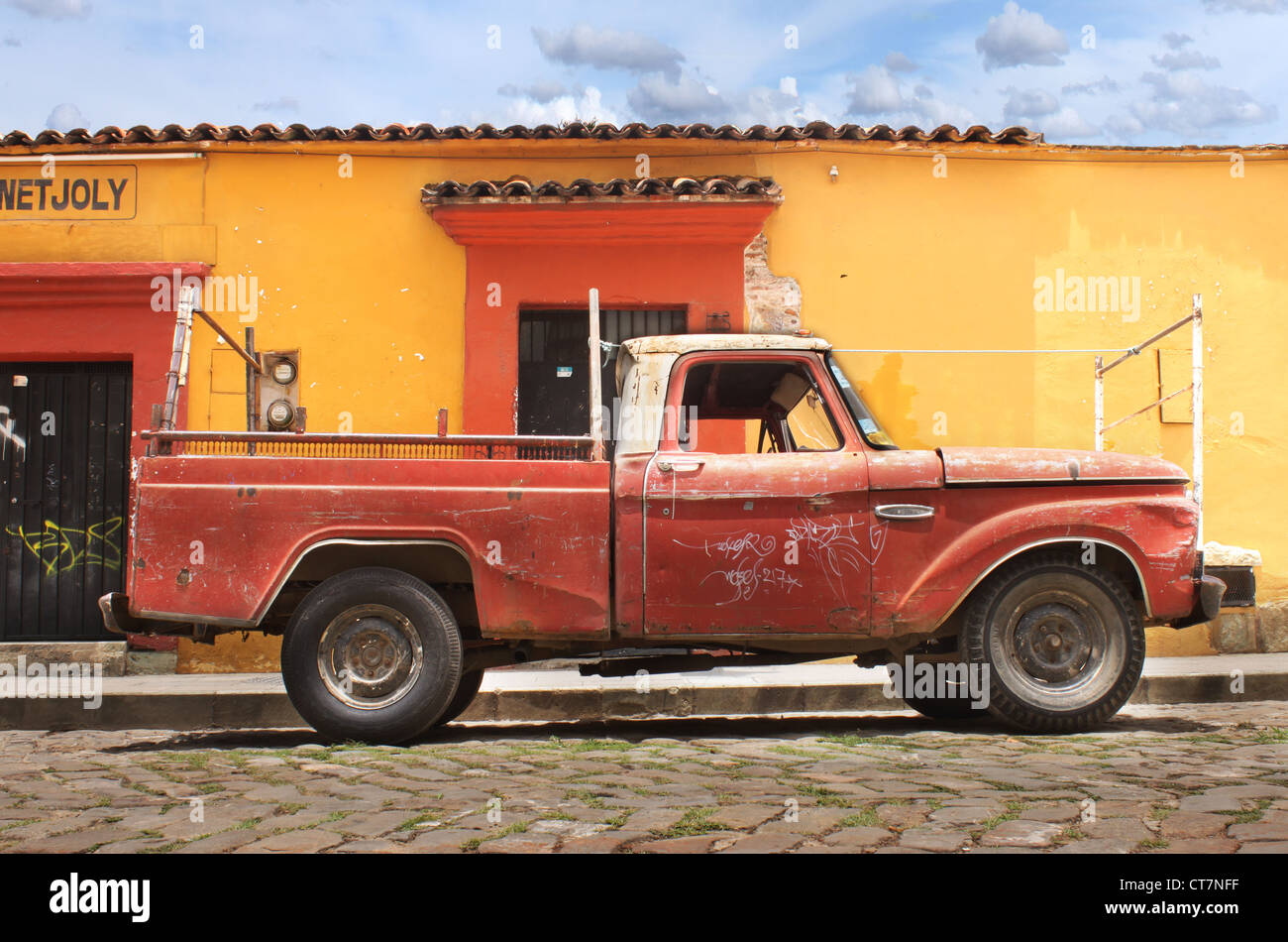 Vieux camion rouge sur la rue coloniale à Oaxaca, Mexique Banque D'Images