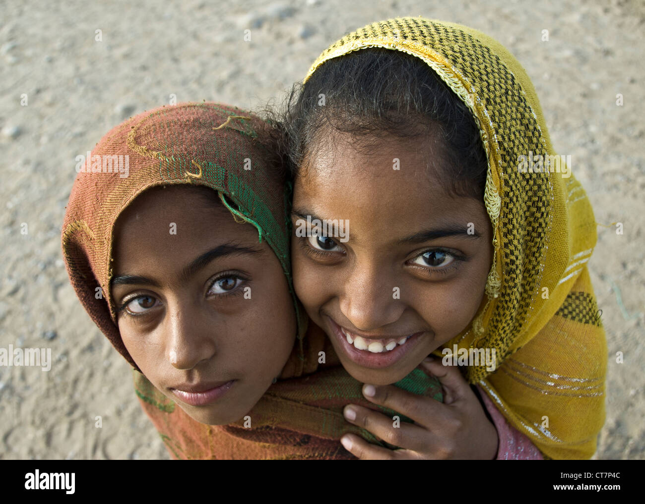 Les jeunes filles musulmanes de porter le voile et souriant, Bandar Abbas, Iran Banque D'Images