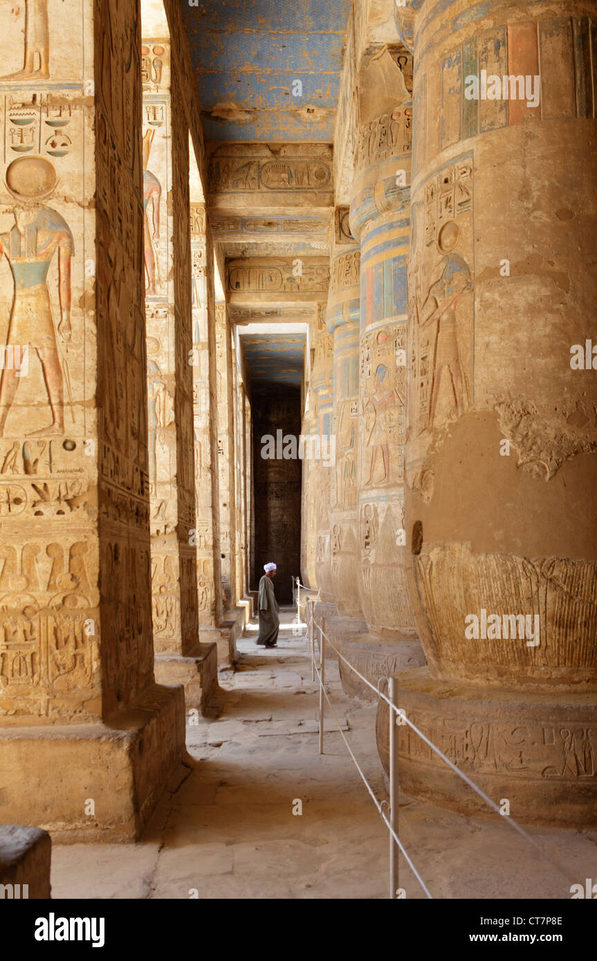 Décorations dans le péristyle de l'hôtel de temple funéraire de Ramsès III de Médinet Habou, Luxor, Egypte Banque D'Images