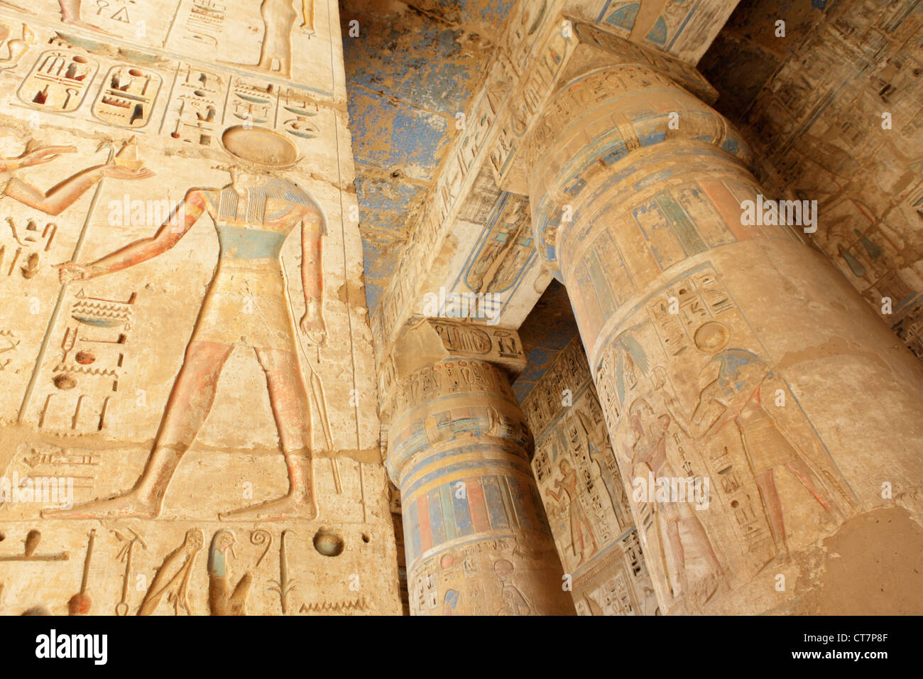 Décorations dans le péristyle de l'hôtel de temple funéraire de Ramsès III de Médinet Habou, Luxor, Egypte Banque D'Images