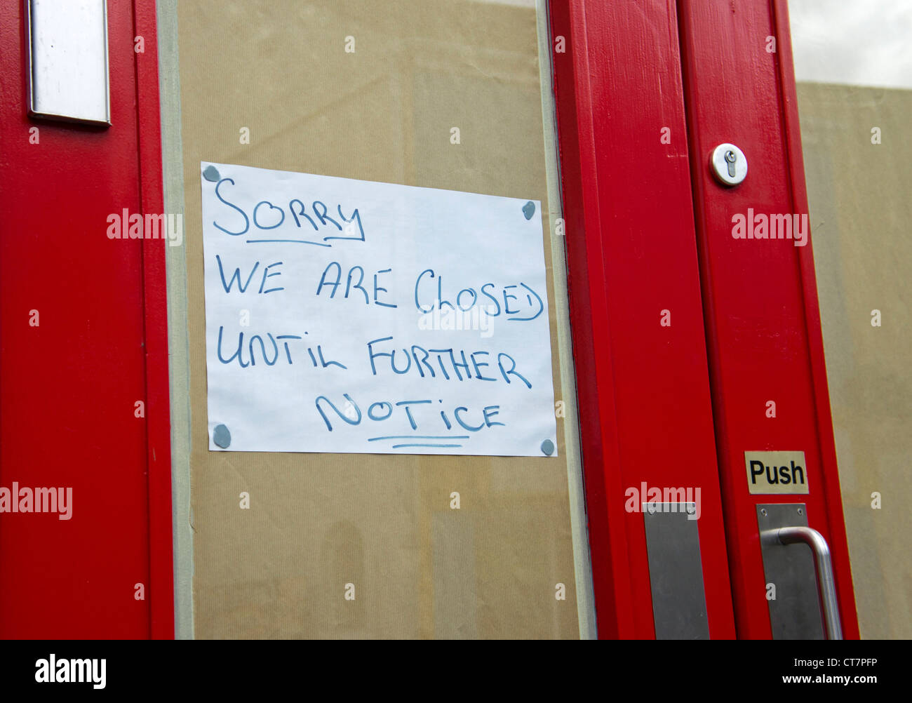 La fermeture d'un signe sur la fenêtre d'un restaurant à Bristol, Royaume Uni Banque D'Images