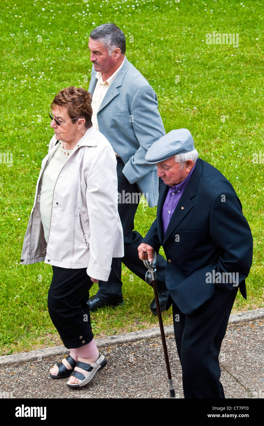Des trois marcher le long trottoir - France. Banque D'Images