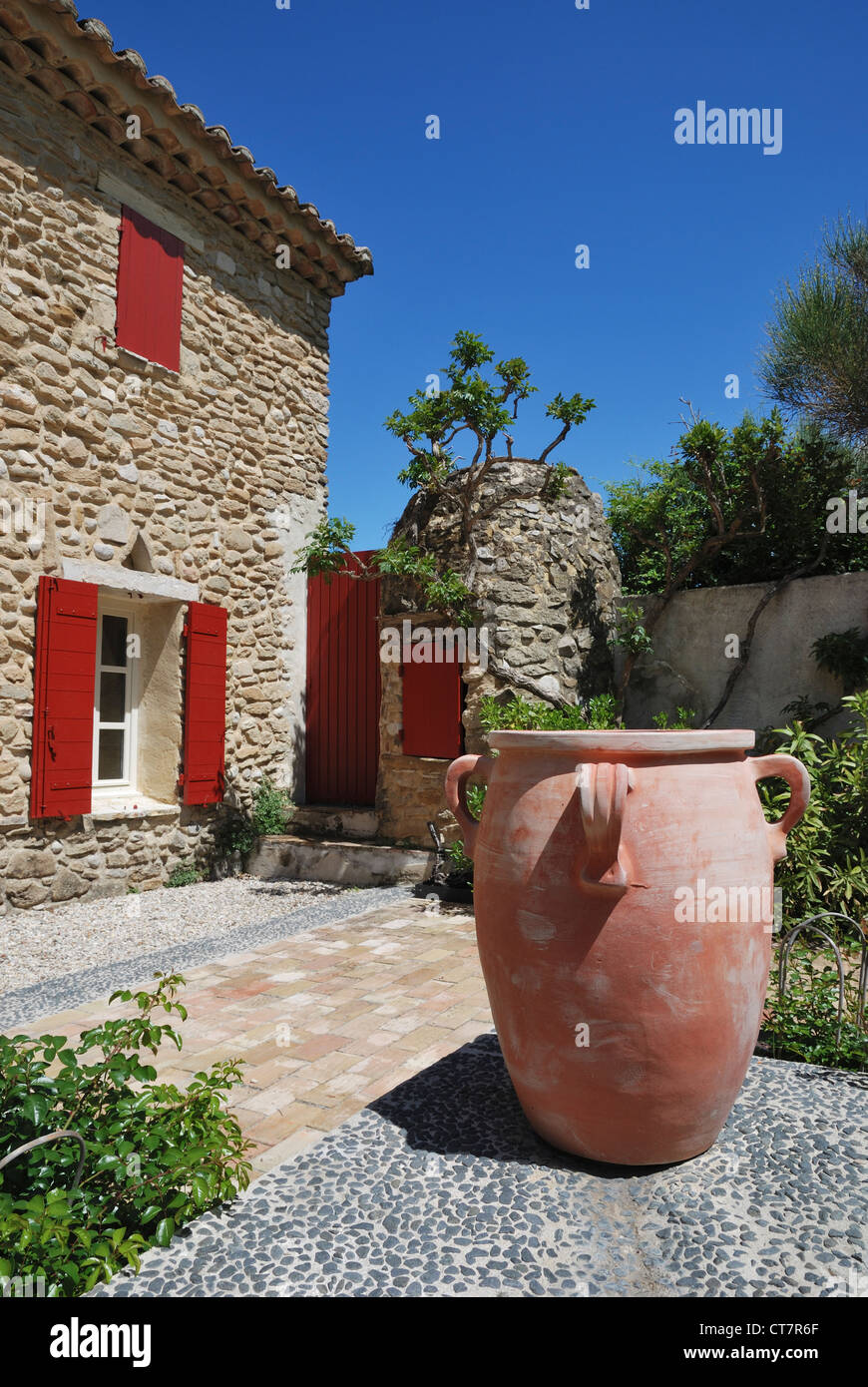 Une cour à Vaison-la-Romaine, Vaucluse, Provence, France. Banque D'Images