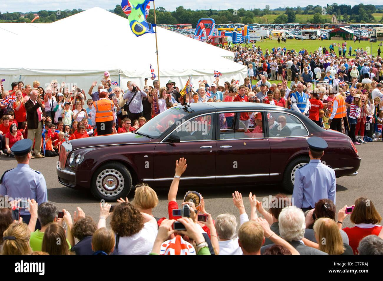 Sa Majesté la Reine Elizabeth II et le duc d'Édimbourg, dans la voiture royale à Cosford RAF Shropshire, le 12 juillet 2012 (Fête du jubilé de diamant). Banque D'Images
