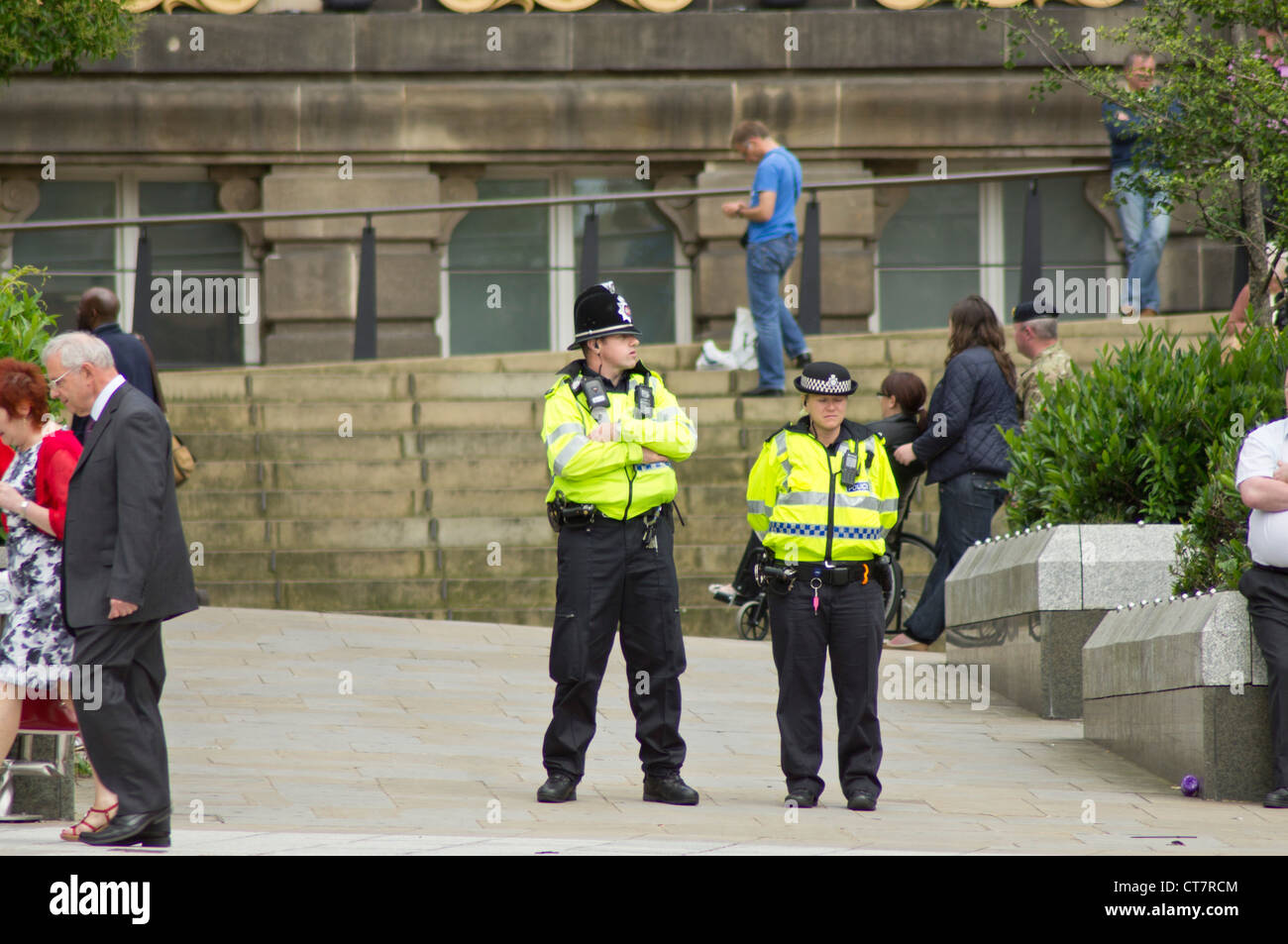 Les agents de police du Royaume-Uni dans le centre-ville de Leeds Banque D'Images