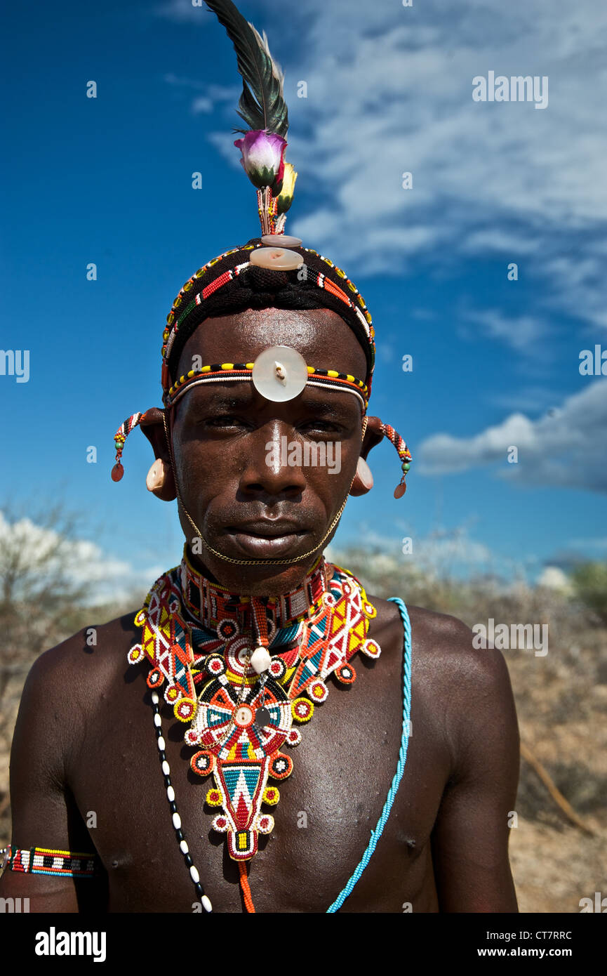 Portrait d'un homme le jour du mariage à Samburu, Afrique. Banque D'Images