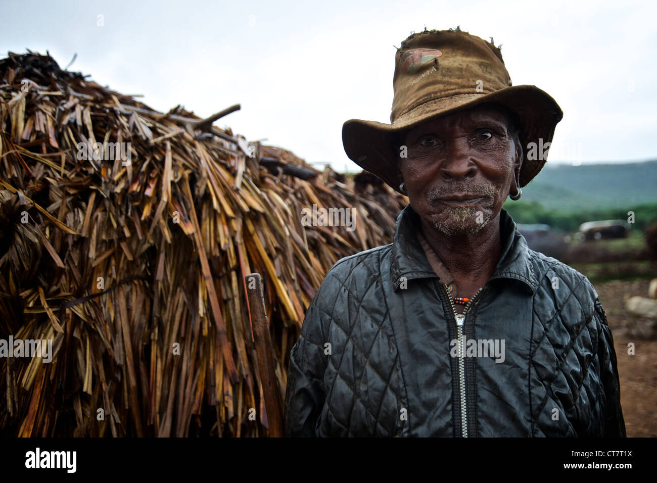 Portrait d'un vieux homme à samburu du Kenya. Banque D'Images