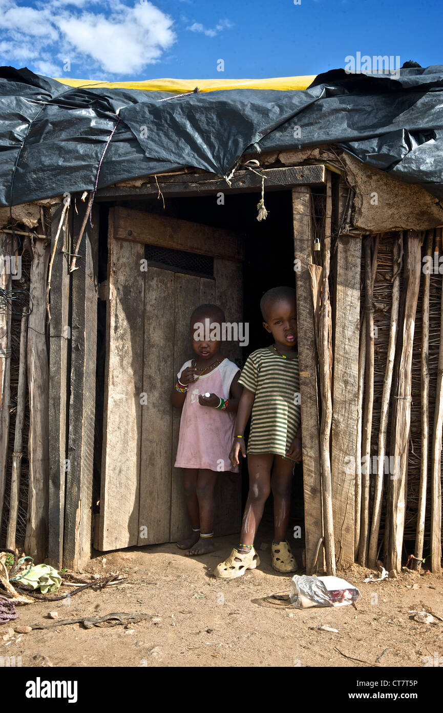 Les petits enfants dans le village de Samburu. Banque D'Images