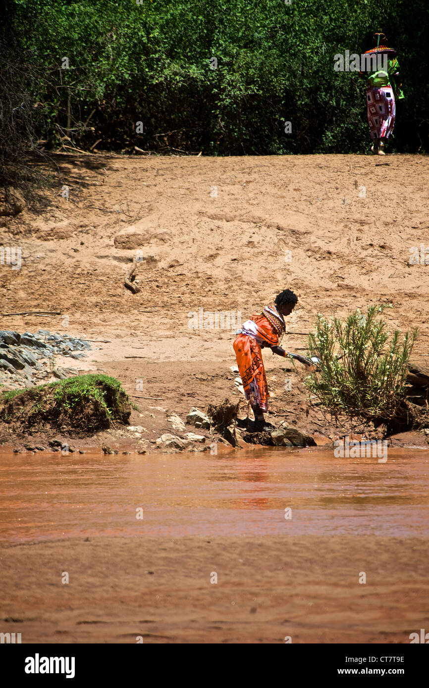 Femme au bord de la rivière, Samburu. Banque D'Images