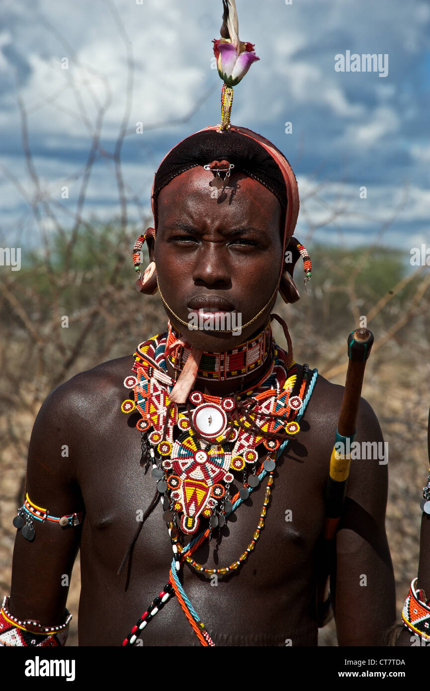 Portrait d'un homme à Samburu le jour du mariage. L'Afrique. Banque D'Images