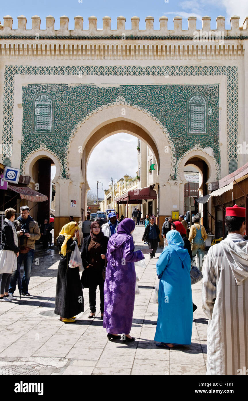 Tout le monde passe par cette porte principale à un moment donné au cours de leur séjour à Fes, . Décorées avec des zelliges bleus et verts, Fès ou Fez Banque D'Images
