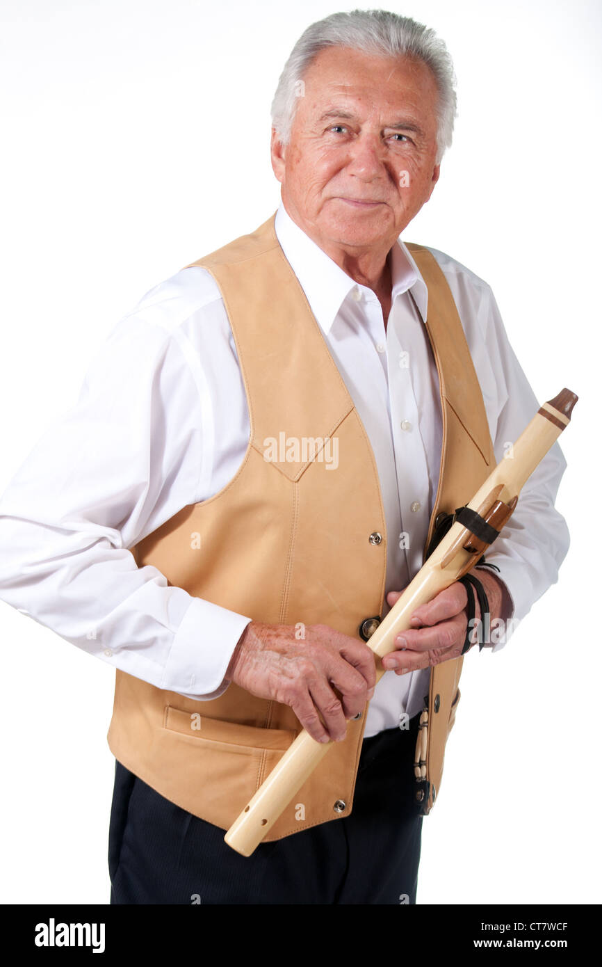 Musicien principal avec flûte autochtone et veste en cuir Banque D'Images