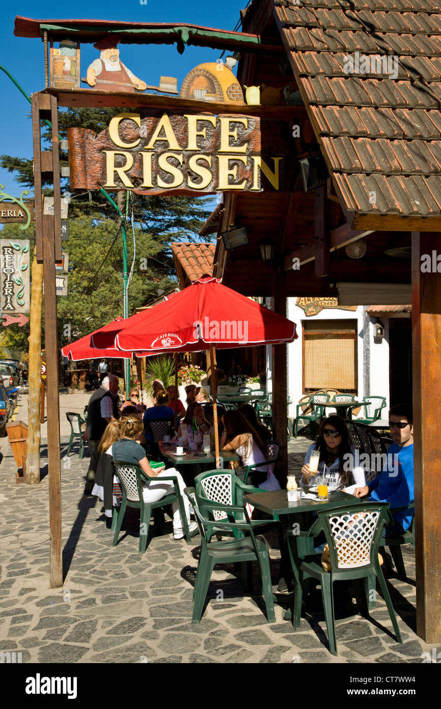 Scène de rue général avec café de style allemand Rissen Banque D'Images