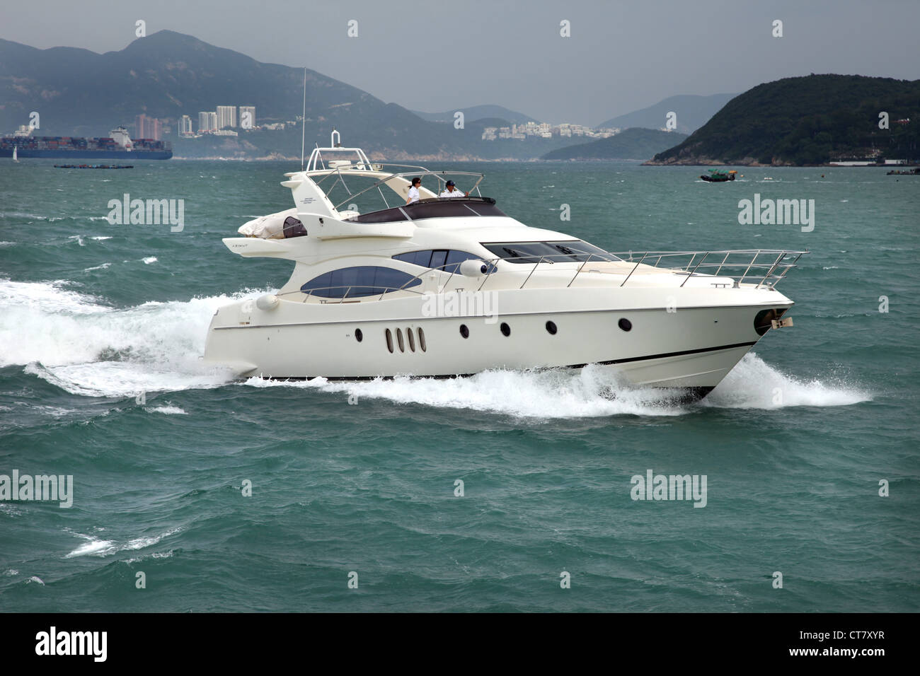 C'est une photo d'un bateau à Hong Kong dans le port de Victoria. Nous pouvons voir la ville en arrière-plan il. Bateau de vitesse de l'homme d'affaires riche Banque D'Images C'est une photo d'un bateau à Hong Kong dans le port de Victoria. Nous pouvons voir la ville en arrière-plan il. Bateau de vitesse de l'homme d'affaires riche Banque D'Images