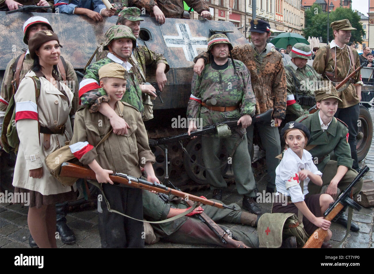 Les troupes de l'Armée de l'intérieur de reconstitution historique qui pose pour des photos après l'Insurrection de Varsovie 1944 re-enactment à Wroclaw, Pologne Banque D'Images