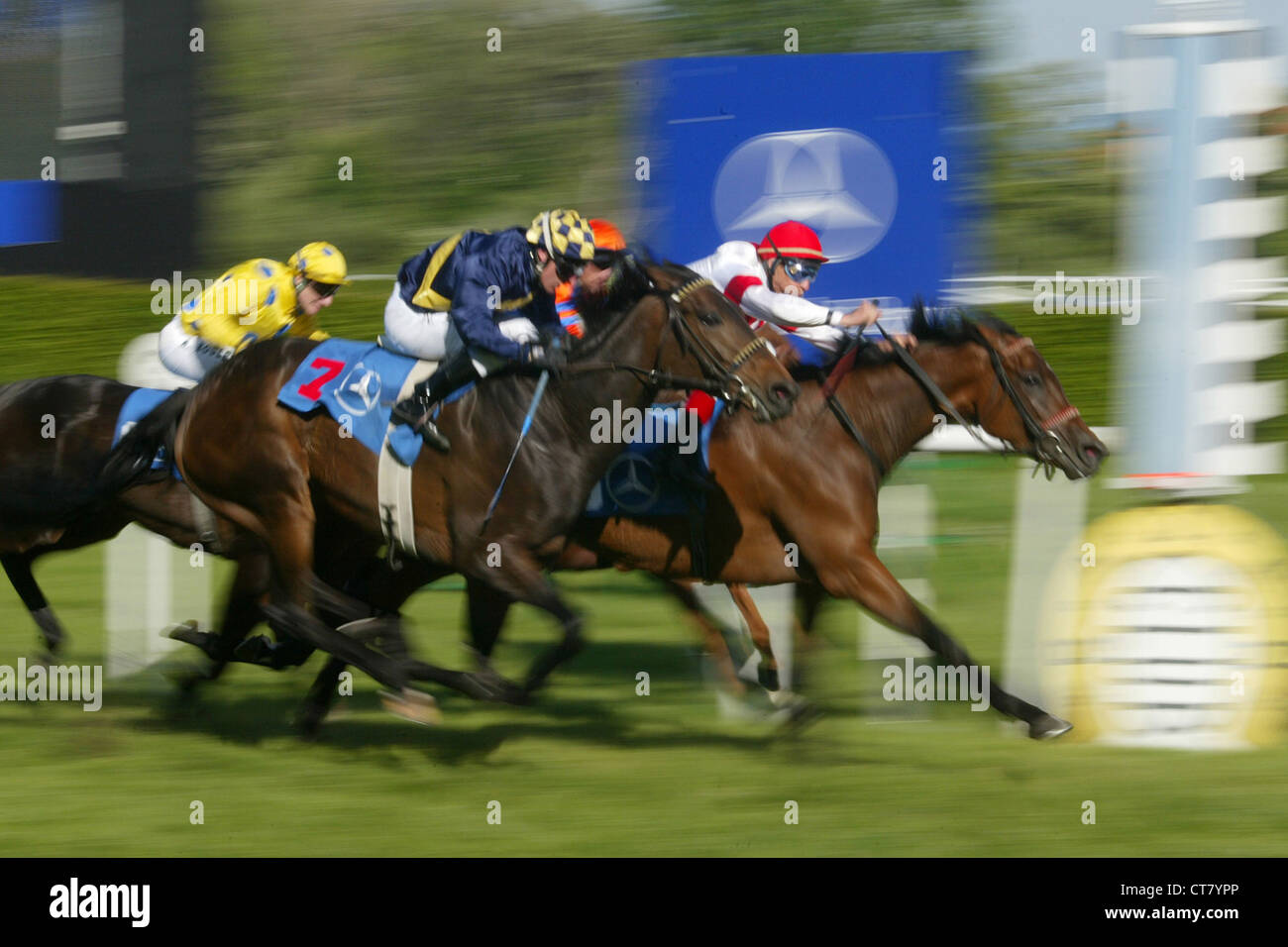 Photo symbole, course de chevaux et jockeys dans la bataille finale Banque D'Images