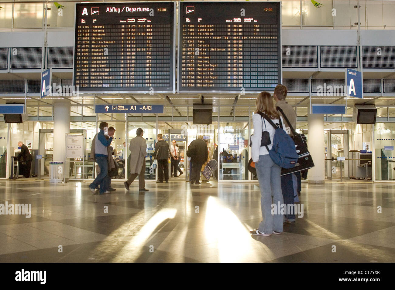 Munich, les voyageurs dans le hall de départ de l'aéroport Franz Josef Strauss de Munich Banque D'Images